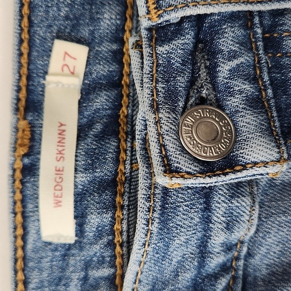 Levi's Skinny Wedgie Fit Distressed Jeans - Picture 6 of 9
